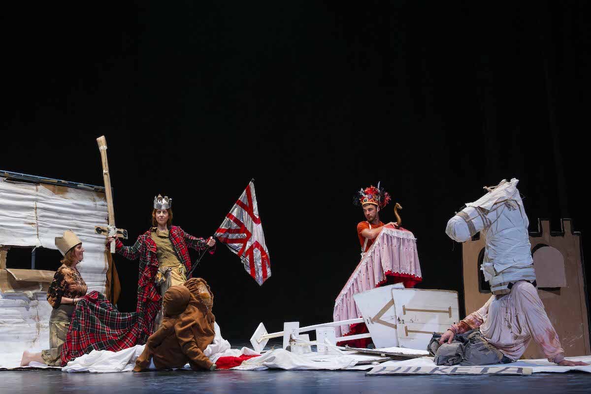 Antzezlanak asteburuan hasiko du bira. 