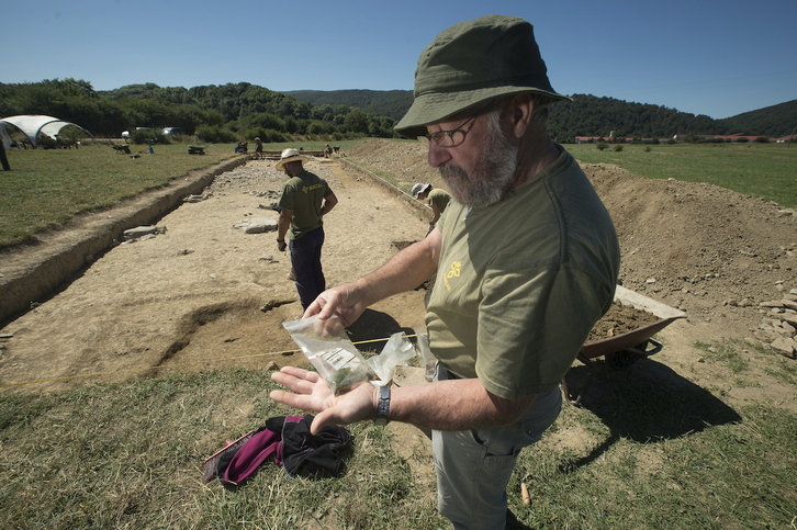 Miembros de Aranzadi excavan una calzada romana en Iturissa, cerca de la actual Auritz, en 2016.