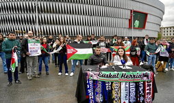 Comparecencia ante el estadio de San Mamés, donde tendrá lugar el histórico partido.