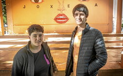 Behean, Eli Pagola eta Andoni Rekondo, Paulo Txikiya bertso eskolako kideak.