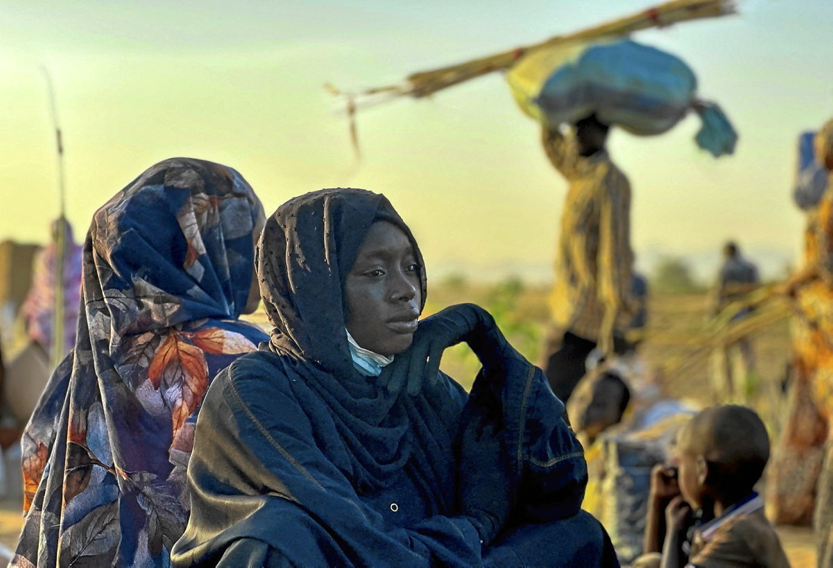Emakume bat Tawilan atseden hartzen, Darfurko mendebaldeko eskualdean, 2025eko urriaren 28an, El-Fasher-etik ihes egin ondoren. (AFP)