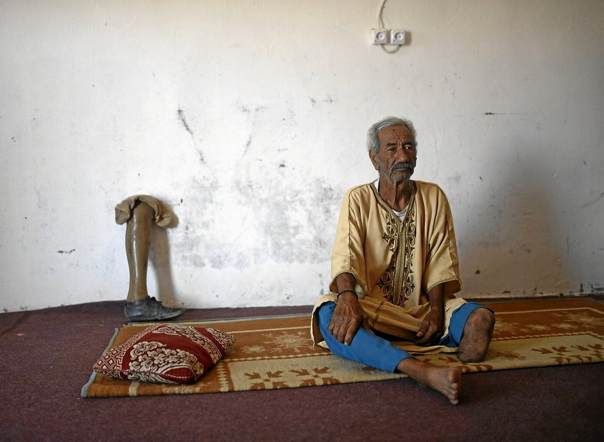 Mina baten ondorioz hanka galdu duen Polisarioko militar ohia, Martir El Sheriffeko ospitalean. (Andoni LUBAKI)