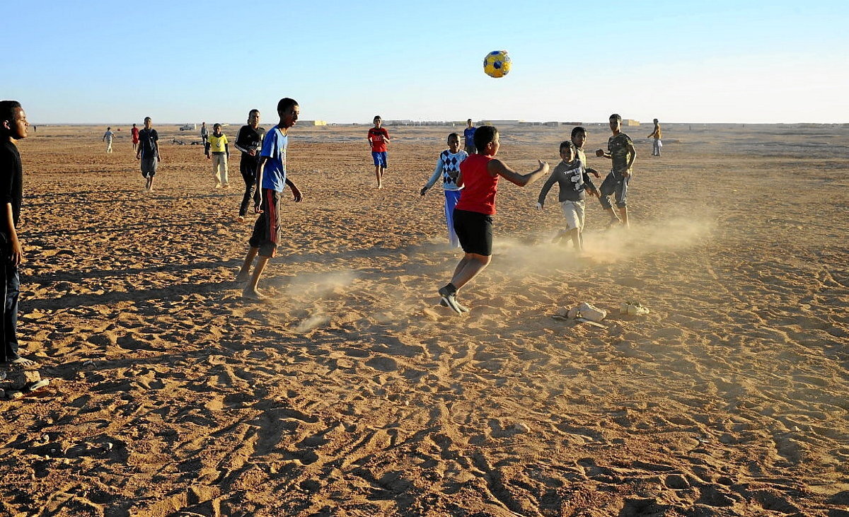 Haurrak futbolean jolasean kanpalekuetan. (Andoni LUBAKI)