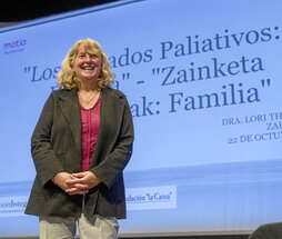 Lori Thompson psikologoa Zarauzko Modelo aretoan.