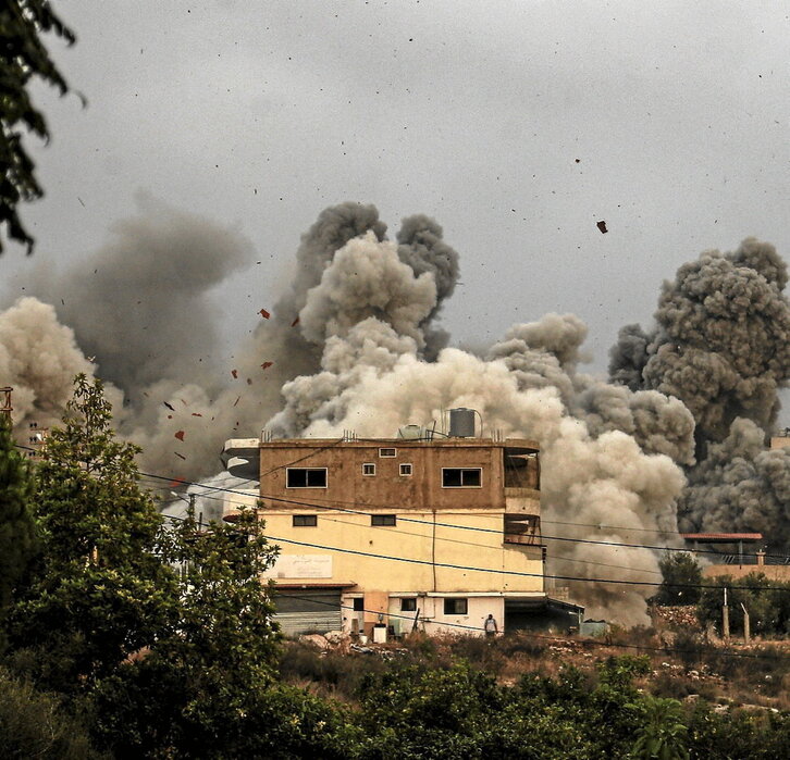 Bombardeo israelí en la localidad libanesa de Teir Debba.