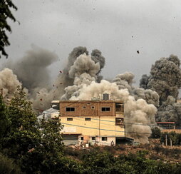 Bombardeo israelí en la localidad libanesa de Teir Debba.