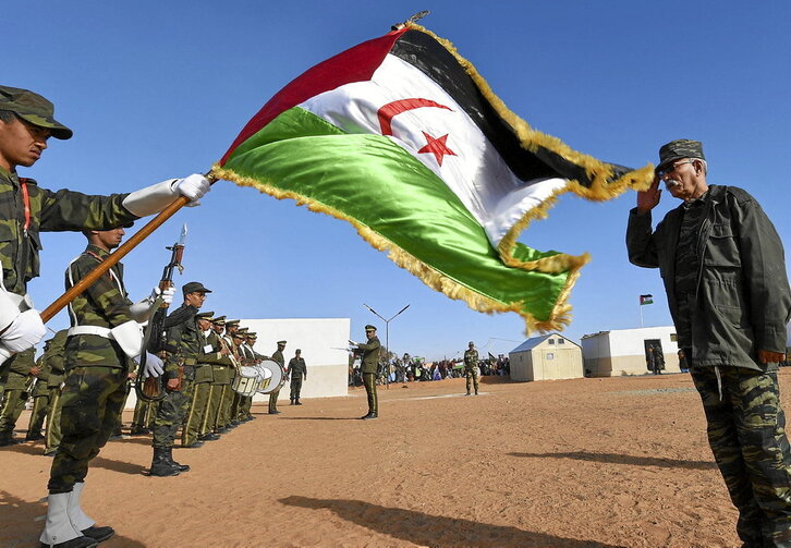 Brahim Ghali, presidente de la República Árabe Saharaui Democrática y secretario general del Frente Polisario, saluda a la bandera de su país. Ryad KRAMDI | AFP