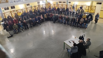 Vecinos y vecinas reunidos este miércoles en Arantzabela Ikastola.