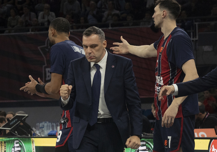 Paolo Galbiati y el banquillo de Saski baskonia festejan una acción positiva de un equipo que al fin ha aprendido a ganar.