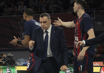 Paolo Galbiati y el banquillo de Saski baskonia festejan una acción positiva de un equipo que al fin ha aprendido a ganar.