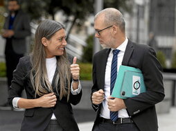 Miriam Nogueras y el diputado Josep Maria Cruset, a su llegada a la comparecencia.
