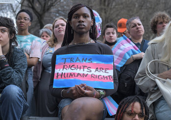 Marcha en Nueva York en defensa de los derechos de las personas transgénero, no binarias y queer.