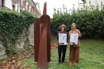 Joana Mendiburu alkatea eta Janire Mitxelena EAJ-PNV taldeko bozeramailea, Arizmendienea lorategiko Oroimenaren Txokoan.