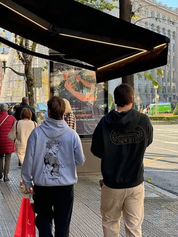 Toldo en la alameda Rekalde que incumple la normativa urbanística, según la denuncia vecinal.