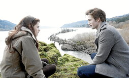 La saga «Crepúsculo» ha vuelto a los cines en el vigésimo aniversario de la serie. En la imagen, Kristen Stewart y Robert Pattinson.