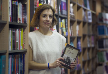 Katixa Agirre idazlea bere nobela berria aurkezten, Donostiako Elkarren.