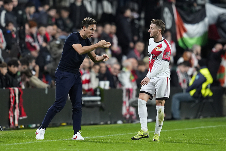 Iñigo Pérez obró la remontada ante el Lech Poznan, aunque sus decisiones derivaron en bronca con Balliu.