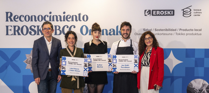 Joxe Mari Aizega, BCCko zuzendari nagusia, eta Rosa Carabel, EROSKIko CEOa, saritutako gazteen alboan.