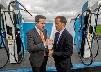 Josu Jon Imaz (Repsol) y el entonces director del EVE, Iñigo Ansola, inauguran la primera estación de recarga ultrarrápida.
