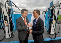 Josu Jon Imaz (Repsol) y el entonces director del EVE, Iñigo Ansola, inauguran la primera estación de recarga ultrarrápida.
