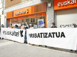 Euskaltelen salmentaren kontrako mobilizazio bat, Bilbon.