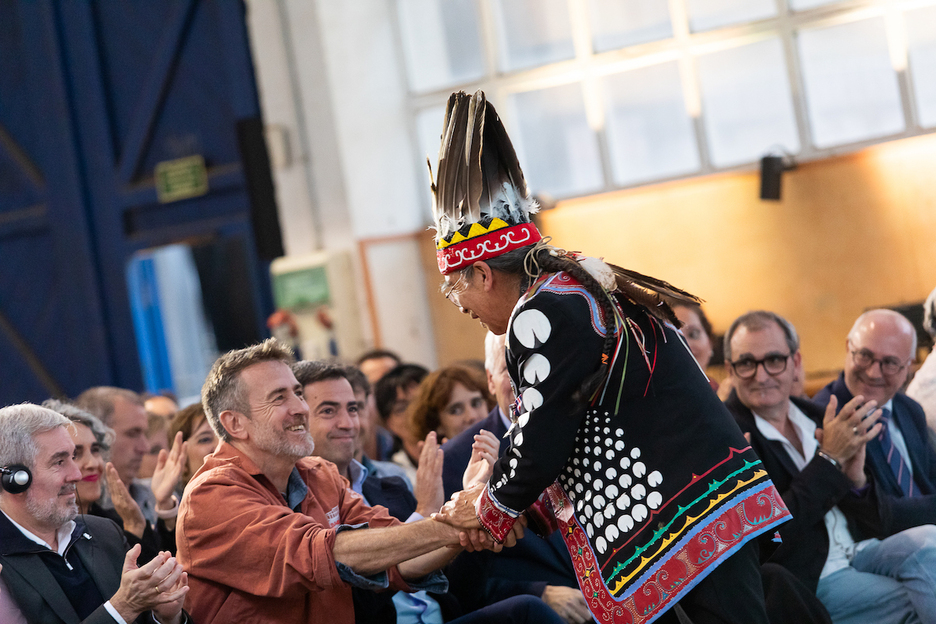 Stephen Augustine, del pueblo indígena Mi'kmaq, que durante el siglo XVI mantuvo relaciones comerciales con los balleneros vascos. Stephen Augustine, del pueblo indígena Mi'kmaq, que durante el siglo XVI mantuvo relaciones comerciales con los balleneros vascos.
