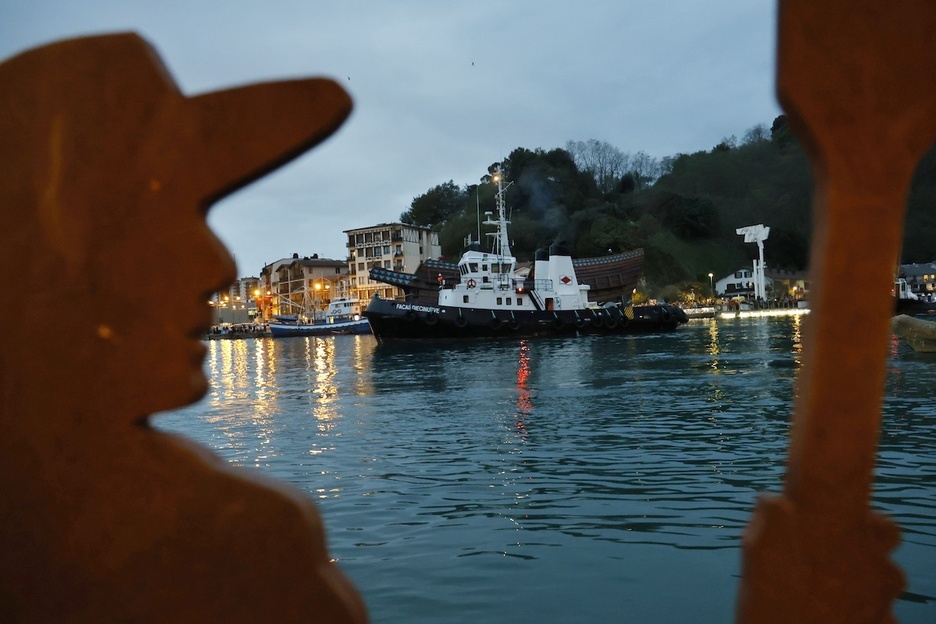 Un barco tapa la nao San Juan este viernes. Un barco tapa la nao San Juan este viernes.