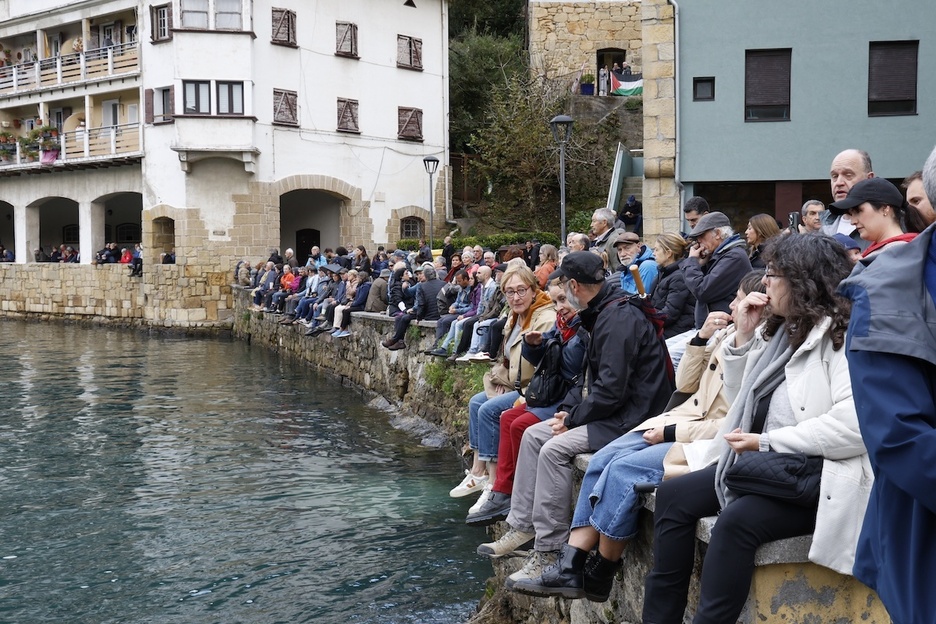 La botadura ha generado mucha expectación en Pasaia. La botadura ha generado mucha expectación en Pasaia.