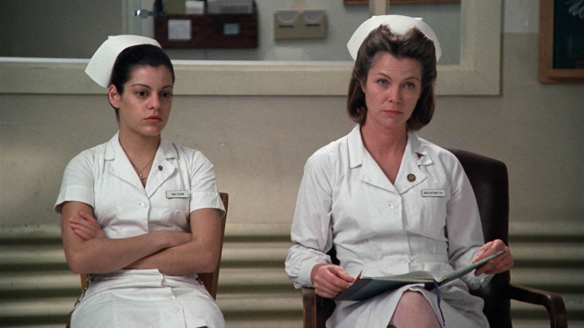 Louise Fletcher (a la derecha) bordó el inquietante papel. (United Artist via AFP)