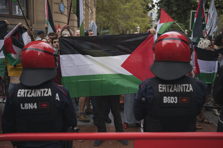 Protesta en Bilbo contra la presencia de Israel Premier Tech en la Vuelta.