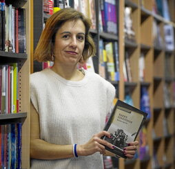 Katixa Agirre, «Barne zerbitzuak» (Elkar) nobela aurkezten, atzo Donostian.