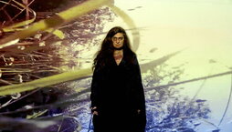 La artista Marwa Arsanios, en la exposición que permanecerá en Artium de Gasteiz hasta abril de 2026.