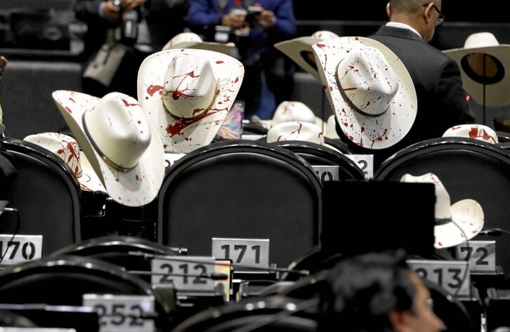 Diputados del PRI colocaron el 4 de noviembre en sus escaños sombreros con manchas rojas que simulaban sangre para condenar la muerte de Carlos Manzo.