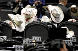 Diputados del PRI colocaron el 4 de noviembre en sus escaños sombreros con manchas rojas que simulaban sangre para condenar la muerte de Carlos Manzo.
