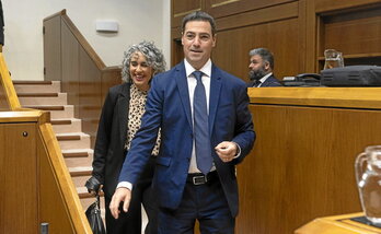 El lehendakari llega al salón de plenos junto a la vicelehendakari primera, Ibone Bengoetxea.