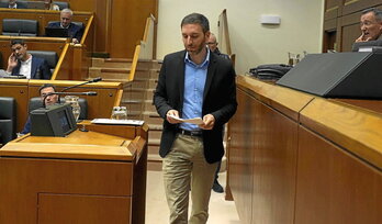 El parlamentario del PNV Mikel Arruabarrena se dispone a intervenir.