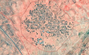 Vista aérea de la desolada aldea de Kinin, cerca de Al-Fasher.