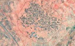 Vista aérea de la desolada aldea de Kinin, cerca de Al-Fasher.