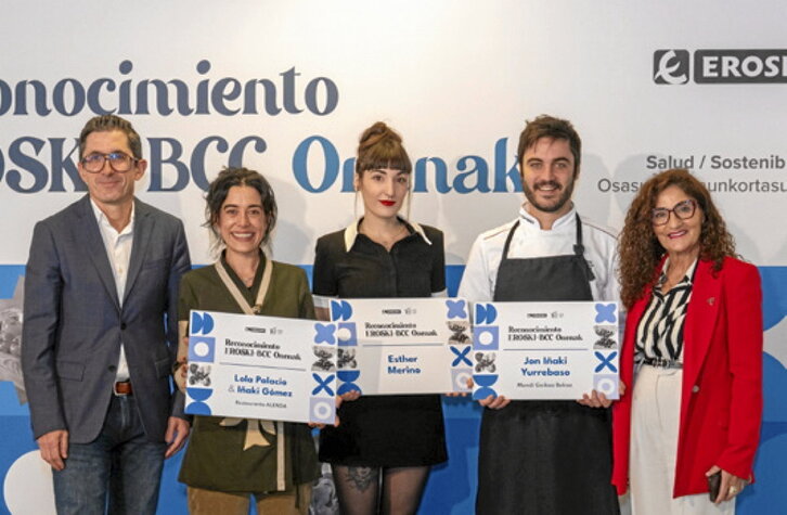 Joxe Mari Aizega, BCCko zuzendari nagusia, eta Rosa Carabel, EROSKIko CEOa, saritutako gazteen alboan.
