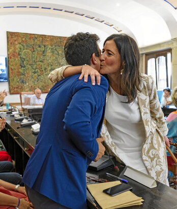 Elkoroiribe besa a García tras recibir la Alcaldía.