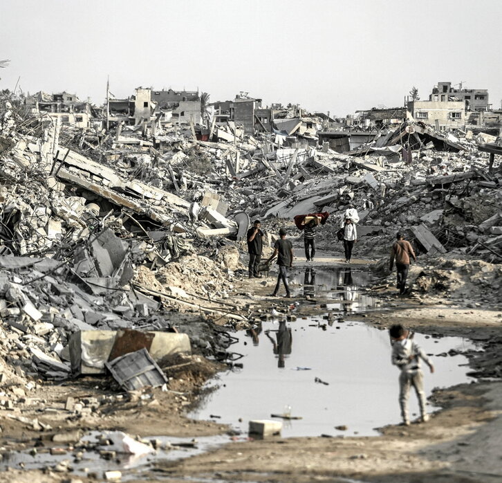 Palestinos se abren paso entre los escombros en Jabalia.