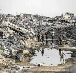 Palestinos se abren paso entre los escombros en Jabalia.