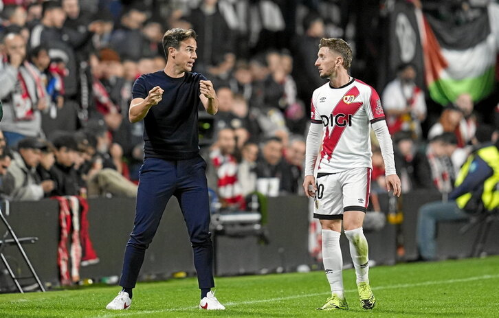 Momento del fuerte desencuentro entre Iñigo Pérez y el jugador Ivan Balliu.
