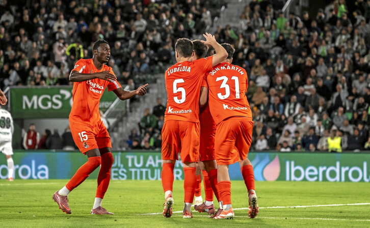 Los donostiarras celebran el gol del empate, anotado por Oyarzabal de penalti.