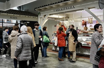 Larunbat honetan egin dute Durangoko merkatu berrituaren inaugurazio ofiziala. 