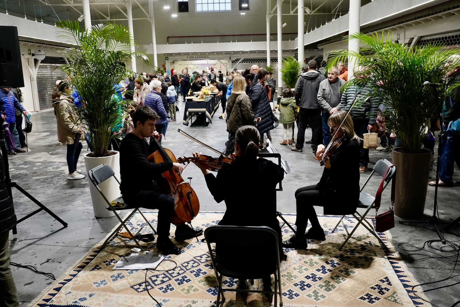 Zuzeneko musikak girotu du inaugurazioa. (Marisol RAMIREZ | FOKU)