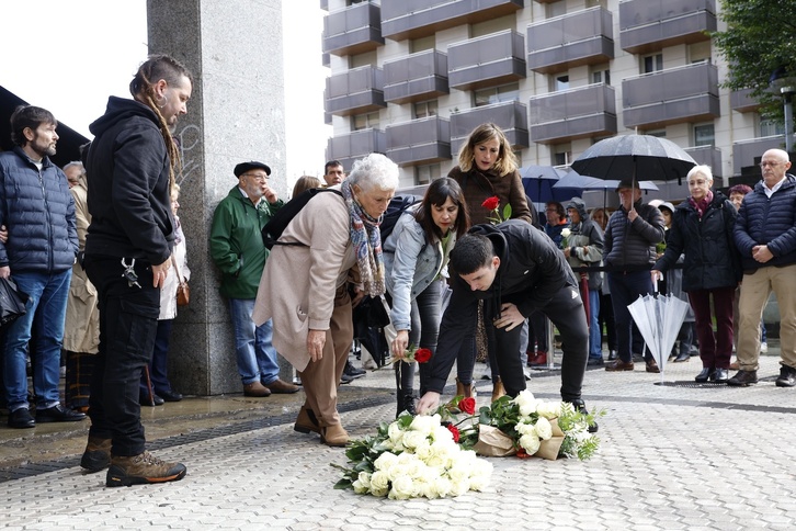 Rosa Zarraren omenezko plaka jarri dute Donostian.