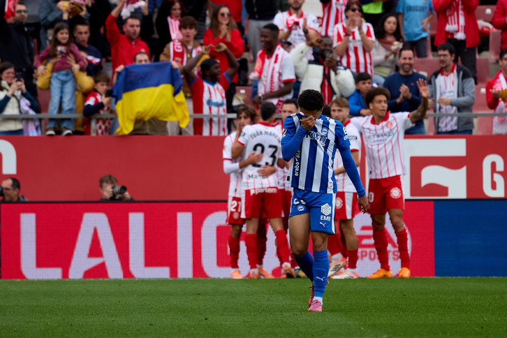 Un jugagor del Alavés se lamenta tras el gol del Girona Un jugagor del Alavés se lamenta tras el gol del Girona