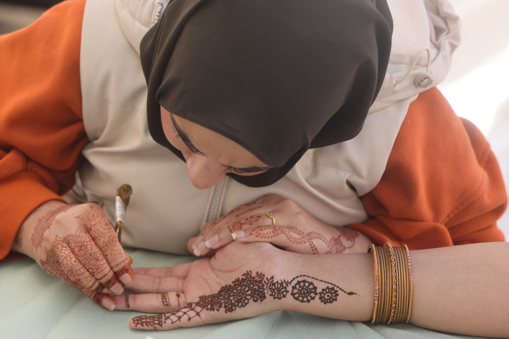 La henna, entre otras cosas, se usa para hacer tatuajes.