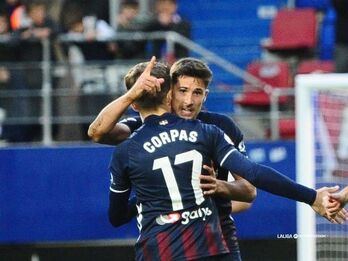 Corpas y Martón celebran n gol del Eibar contra el Albacete.